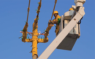帶電作業(yè)班組《不停電更換橫擔(dān)及耐張絕緣子串》